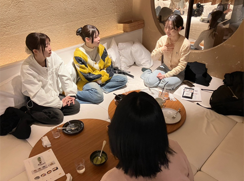 和カフェyusoshiで会話している写真