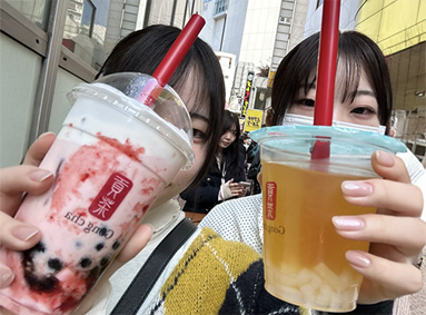 ゴンチャ飲み物と一緒に自撮りした写真