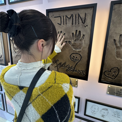 LINE FRIENDS SQUARE SHIBUYAでジミンの手形と手を合わせている写真