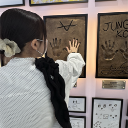 LINE FRIENDS SQUARE SHIBUYAでテテの手形と手を合わせている写真