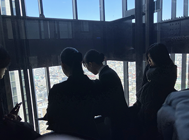 住友不動産新宿グランドタワーのエレベーターに乗っている様子