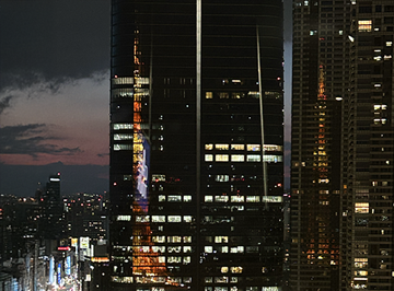 夜のビルに反射している東京タワー