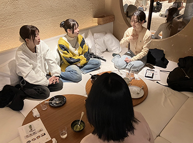 和カフェ yusoshiでお話をしている様子